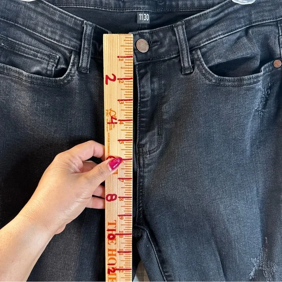 Judy Blue Black Leopard Patch Distressed Skinny Jeans 11/30 Mid Rise Raw Hem EUC - Picture 8 of 9